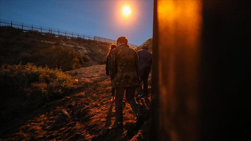 Trump yanlıları Meksika sınırına duvar örmeye başladı